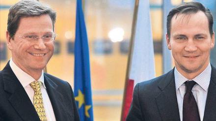 Guido Westerwelle (48) und Radoslaw Sikorski (47) sind seit 2009 bzw. 2007 Außenminister ihrer Länder. Beide Politiker trafen sich am Mittwochabend in Frankfurt (Oder), um den anstehenden Jahrestag des Warschauer Vertrages von 1970 zu feiern.