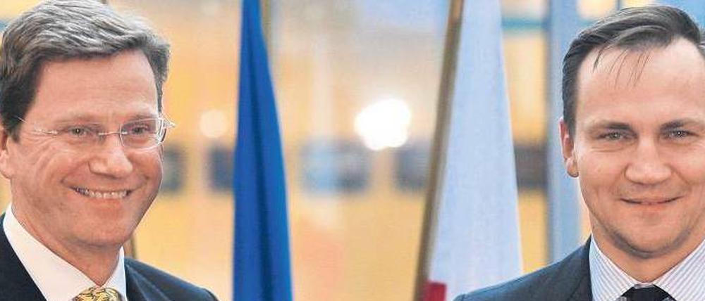 Guido Westerwelle (48) und Radoslaw Sikorski (47) sind seit 2009 bzw. 2007 Außenminister ihrer Länder. Beide Politiker trafen sich am Mittwochabend in Frankfurt (Oder), um den anstehenden Jahrestag des Warschauer Vertrages von 1970 zu feiern.