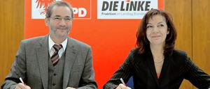 Brandenburgs Ministerpräsident Matthias Platzeck (SPD) und die Fraktionsvorsitzende der Partei Die Linke in Brandenburg, Kerstin Kaiser bei der Unterzeichnung des ersten rot-roten Koalitionsvertrag Brandenburgs in Brandenburg