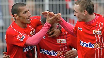 Doppeltorschütze Karim Benyamina (l.) wird von seinen Mannschaftskameraden gefeiert.
