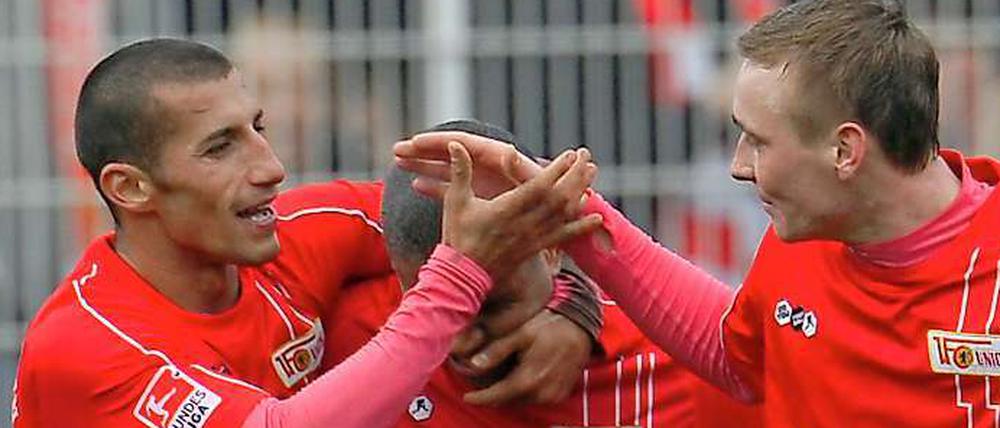 Doppeltorschütze Karim Benyamina (l.) wird von seinen Mannschaftskameraden gefeiert.