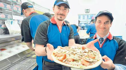 Heißes Geschäft. Deutschland-Chef Birgir Thor Bieltvedt (l.) und Franchisenehmer Yakir Gabay planen 1000 Filialen. Foto: Paul Zinken