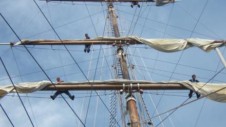 Nur etwas für Schwindelfreie: Segel einholen auf der Sea Cloud.