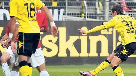 Einer hat den Durchblick. Mario Götze (rechts) lässt alle stehen und erzielt die Dortmunder Führung. Foto: dpa