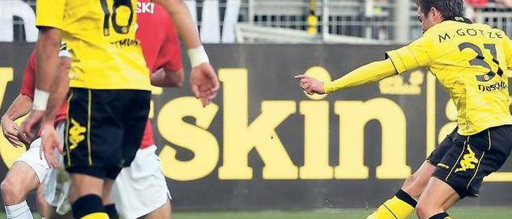 Einer hat den Durchblick. Mario Götze (rechts) lässt alle stehen und erzielt die Dortmunder Führung. Foto: dpa