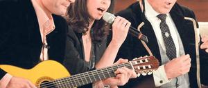 Musikalische Unterstützung: Vitali Klitschko begleitet Ehefrau Natalia, Gottschalk ist begeistert. Foto: dapd