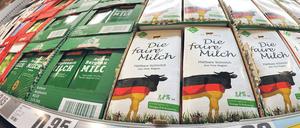 Was kostet die Milch? So lange die Molkereien gleich große Verpackungen nehmen, ist das kein Problem. Falls nicht, hilft nur noch der Blick aufs Kleingedruckte. Foto: ddp