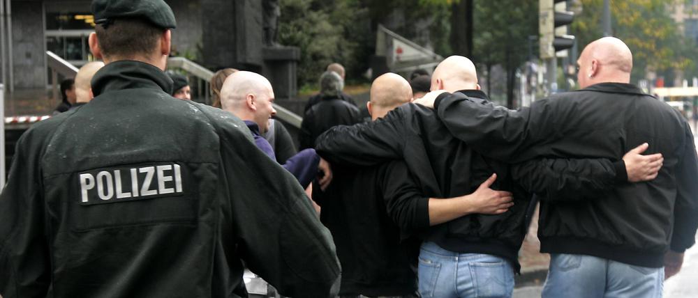 Rechtsextreme werden von der Polizei begleitet. Sie nahmen zuvor an einem Neonazi-Aufmarsch teil.