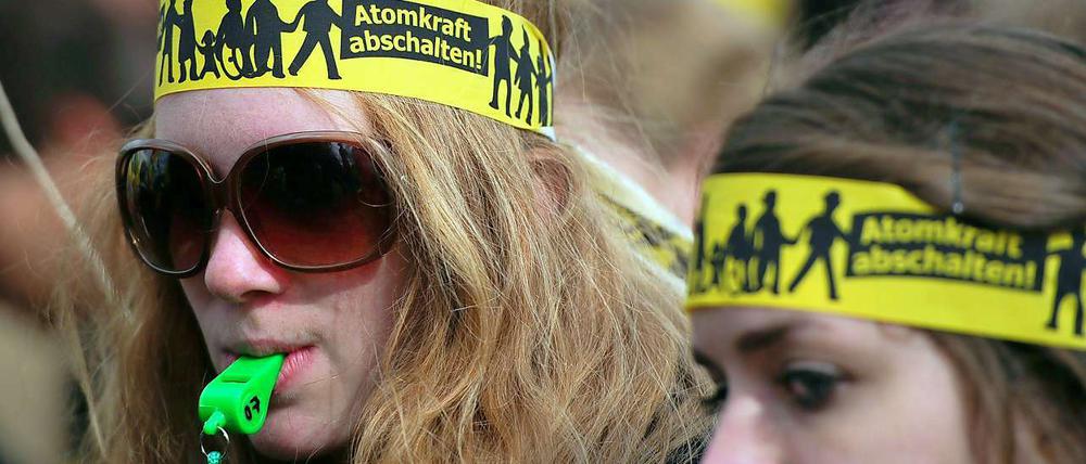 Jung trifft alt. Generationsübergreifender Protest am Samstag gegen die aktuelle Atompolitik der Regierung.