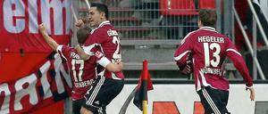 Obenauf: Nürnbergs Ilkay Gündogan (Mitte) bejubelt mit seinen Kollegen Mike Frantz (l.) und Jens Hegeler (r) das vorentscheidende 2:1.