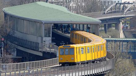 Ein Zug der Berliner U-Bahn-Linie U1 auf der Hochbahntrasse entlang des Landwehrkanals aus dem U-Bahnhof Möckernbrücke.
