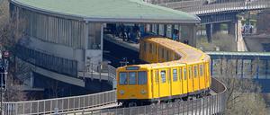 Ein Zug der Berliner U-Bahn-Linie U1 auf der Hochbahntrasse entlang des Landwehrkanals aus dem U-Bahnhof Möckernbrücke.
