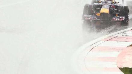 Wann kommt der Funkspruch? Sollte Sebastian Vettel (vorn) auch während des Rennens am Sonntag besser als Mark Webber und Fernando Alonso (hinten) fahren, dürfte der Teamchef des Deutschen doch noch ins Grübeln geraten. Foto: dpa