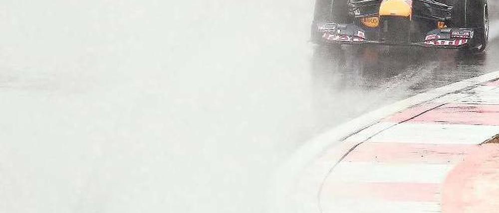 Wann kommt der Funkspruch? Sollte Sebastian Vettel (vorn) auch während des Rennens am Sonntag besser als Mark Webber und Fernando Alonso (hinten) fahren, dürfte der Teamchef des Deutschen doch noch ins Grübeln geraten. Foto: dpa