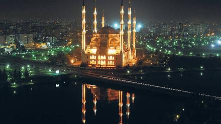 Nicht nur gen Mekka. Die Imame sollen durch das Weiterbildungsprogramm zu einer vermittelnden Instanz werden zwischen deutschen Bildungsstätten und der muslimischen Gemeinde. Nur wenn sie die Belange der Muslime in Deutschland kennen, können sie helfen. Doch nicht alle islamischen Verbände stehen dem Projekt positiv gegenüber. Foto: dpa