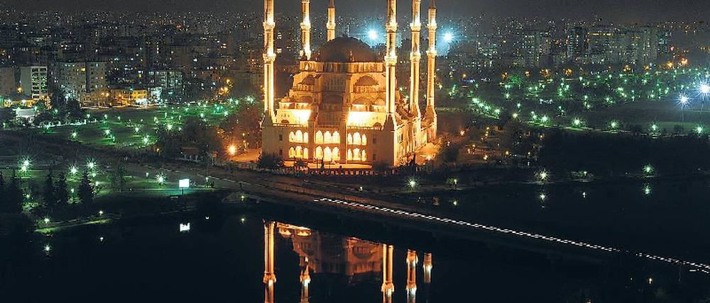Nicht nur gen Mekka. Die Imame sollen durch das Weiterbildungsprogramm zu einer vermittelnden Instanz werden zwischen deutschen Bildungsstätten und der muslimischen Gemeinde. Nur wenn sie die Belange der Muslime in Deutschland kennen, können sie helfen. Doch nicht alle islamischen Verbände stehen dem Projekt positiv gegenüber. Foto: dpa