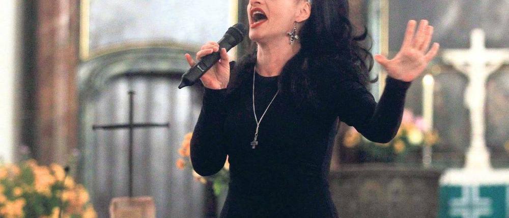 Erleuchtet. Nina Hagen füllte die Kirche, der Pastor gab die Antworten. 