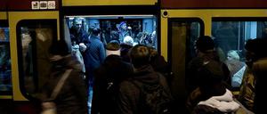 Platzangst in der S-Bahn: Diese Verhältnisse werden sich so schnell nicht ändern, soviel ist nun sicher.