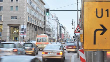Bitte Abbiegen. Kein Durchkommen gibt es von heute an bis Freitagabend auf der Friedrichstraße südlich der Kreuzung mit der Straße Unter den Linden. Foto: Paul Zinken