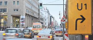 Bitte Abbiegen. Kein Durchkommen gibt es von heute an bis Freitagabend auf der Friedrichstraße südlich der Kreuzung mit der Straße Unter den Linden. Foto: Paul Zinken