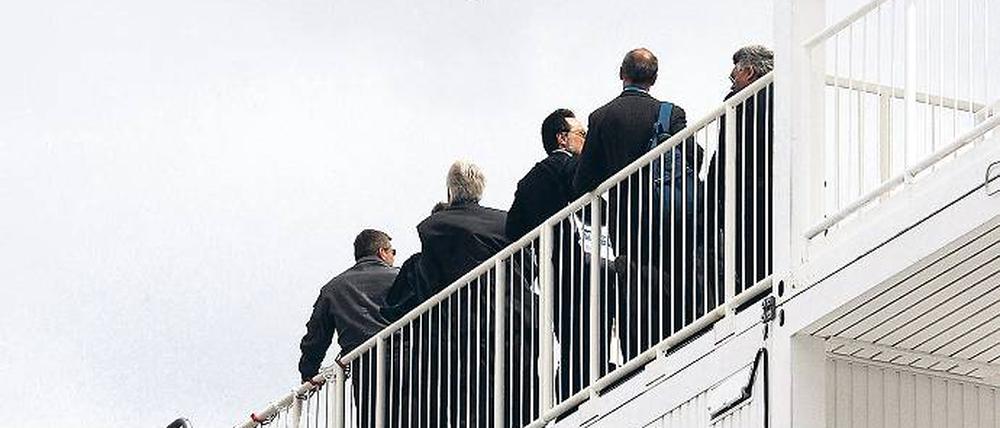 Verkehr am Himmel. Wie laut es sein kann, erleben Besucher, die nicht unter Flugrouten leben, alle zwei Jahre auf der ILA in Schönefeld. Wie viele Flüge es über Berlin gibt, zeigt die Grafik rechts vom Tag des Fußball-Endspiels 2006. Jede Linie entspricht einem Flug.