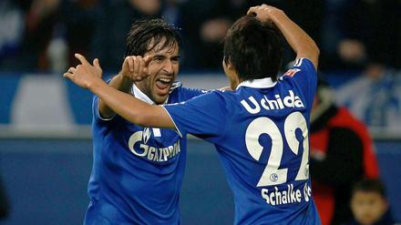 Endlich ein Heimsieg: Doppeltorschütze Raúl feiert mit Vorbereiter Uchida.