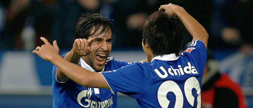 Endlich ein Heimsieg: Doppeltorschütze Raúl feiert mit Vorbereiter Uchida.