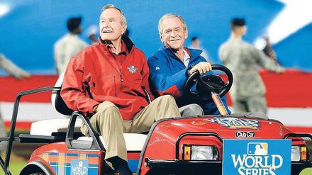 Ausflug mit dem Vater. George W. Bush (r.), hier mit Vater George Bush sen., genießt offenbar sein Rentnerdasein. Nun hat er seine Erinnerungen geschrieben, in denen er seine Politik rechtfertigt – so, wie die meisten seiner Vorgänger es auch getan haben. Bemerkenswert ist jedoch, wie zurückhaltend Bush bei der Vermarktung des Buches auftritt.
