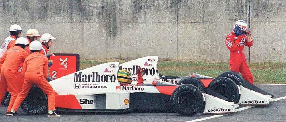 Sportsfreunde. McLaren-Pilot Alain Prost (r.) holt 1989 durch einen Crash mit dem Teamkollegen Ayrton Senna den Titel. Foto: AFP