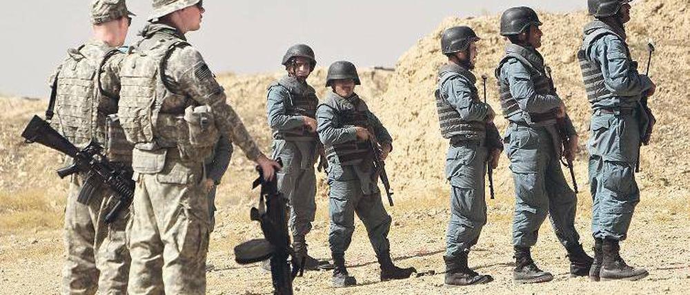 Schwierige Partner. US-Soldaten bei der Schießausbildung für afghanische Polizeirekruten. Foto: Ahmad Masood/AFP
