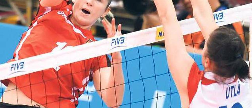 Einhändig gegen zweihändig. Heike Beier (l.) und Tschechiens Martina Utla. Foto: AFP