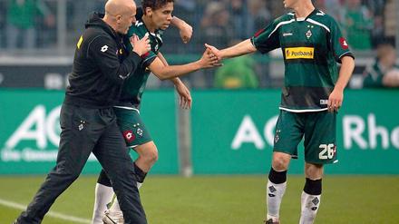 Da sah es noch nach der ganz großen Überraschung aus: Trainer Michel Frontzeck packt sich seinen Spieler Igor de Camargo, der zuvor das 3:2 gegen die Bayern erzielt hat.
