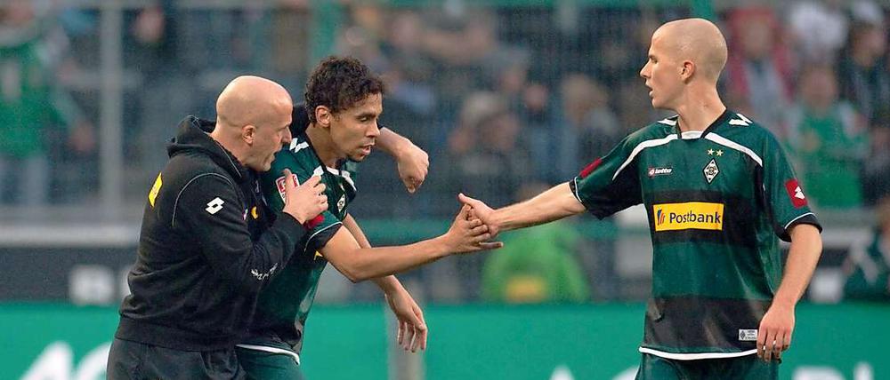 Da sah es noch nach der ganz großen Überraschung aus: Trainer Michel Frontzeck packt sich seinen Spieler Igor de Camargo, der zuvor das 3:2 gegen die Bayern erzielt hat.