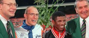Dieter Baumann, 45, wurde 1992 Olympiasieger über 5000 Meter. Haile Gebrselassie, 37, gewann 1996 und 2000 Olympiagold über 10 000 Meter und hält unter anderem den Weltrekord im Marathon, den er 2007 in Berlin aufstellte und 2008 ebenfalls in Berlin auf 2:03:59 Stunden verbesserte. Das Foto zeigt beide beim Meeting in Zürich 1997. 