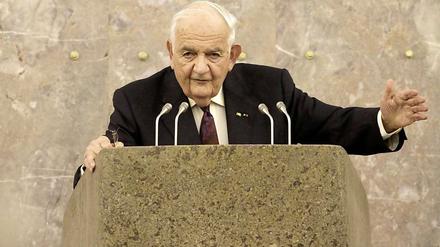 Der Schriftsteller Alfred Grosser spricht in Frankfurt am Main im Rahmen der Gedenkstunde zur Erinnerung an die Ereignisse der Pogromnacht 1938 in der Paulskirche.