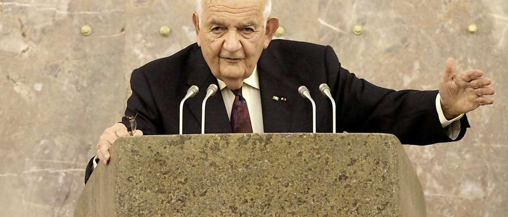 Der Schriftsteller Alfred Grosser spricht in Frankfurt am Main im Rahmen der Gedenkstunde zur Erinnerung an die Ereignisse der Pogromnacht 1938 in der Paulskirche. 