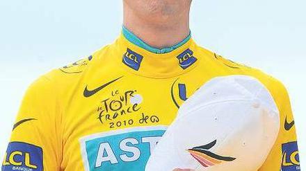 Hut aufs Herz. Alberto Contador bestreitet weiterhin, gedopt zu haben.