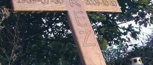 Gedenken. Das Kreuz erinnert an die Frau, die der Heckenschütze erschoss. Foto: dpa