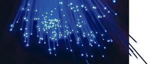 Licht, das leitet. Die optische Datenübertragung in Glasfasernetzen macht wesentlich höhere Übertragungsraten möglich als mit den alten Kupferleitungen.