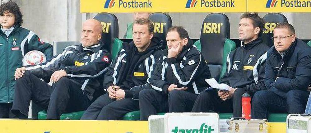 Sicher auf der Bank. Sportdirektor Max Eberl (ganz rechts) weiß, was er an seinem Trainer Michael Frontzeck hat. Foto: Imago