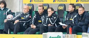 Sicher auf der Bank. Sportdirektor Max Eberl (ganz rechts) weiß, was er an seinem Trainer Michael Frontzeck hat. Foto: Imago