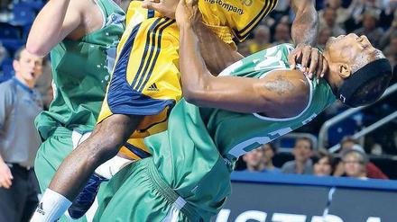 Räuberleiter. Albas Jenkins lässt sich von Triers Bynum nicht aufhalten. Foto: City-Press