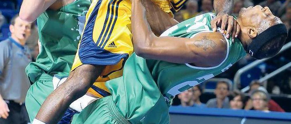 Räuberleiter. Albas Jenkins lässt sich von Triers Bynum nicht aufhalten. Foto: City-Press