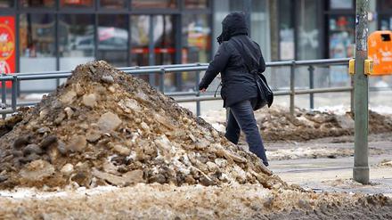 Eisberge, spiegelglatte Flächen, dazwischen ein paar Granulatsteinchen: Derzeit ist in Berlin Hindernislauf angesagt.