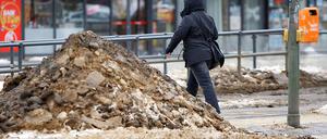 Eisberge, spiegelglatte Flächen, dazwischen ein paar Granulatsteinchen: Derzeit ist in Berlin Hindernislauf angesagt.