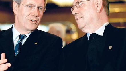 Präsident Wulff im Gespräch mit dem EKD-Ratsvorsitzenden Schneider. Foto: dapd