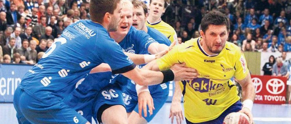 Durchbruch mit Bänderriss. Petterson (r.) warf trotz Verletzung sieben Tore.