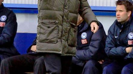 Erregt verfolgte Herthas Trainer Markus Babbel das Spiel in Paderborn. Er machte für die Niederlage nur den Schiedsrichter verantwortlich.