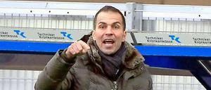 Erregt verfolgte Herthas Trainer Markus Babbel das Spiel in Paderborn. Er machte für die Niederlage nur den Schiedsrichter verantwortlich.