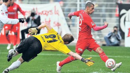 Vorbeiziehen, bevor es vorbei ist. Kurz vor dem Schlusspfiff erzielt Karim Benyamina das Siegtor für den 1. FC Union. Foto: dpa